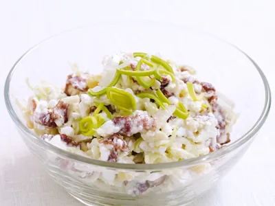 Passar till bakpotatis, tunnbrödsklämma, falukorv, kyckling och potatisbullar.