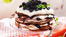 Pannkakstårta med vanilj, blåbär och grädde