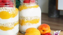 Lactosevrij laagjesontbijt met mango en abrikoos