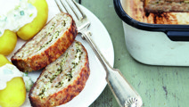 Græsk farsbrød og agurkesalat