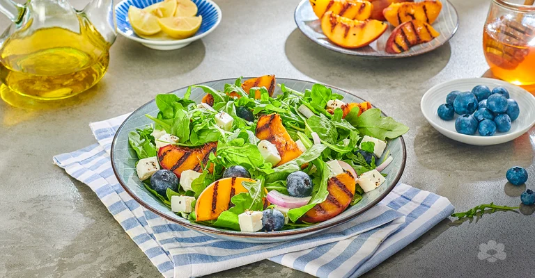 سلطة الفيتا مع الخوخ المشوي