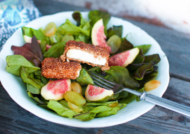 Välimerellinen juusto hunajan ja seesamin kera