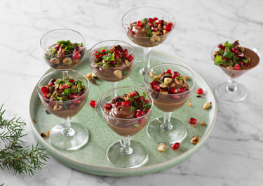 Nougatmousse med granatäpple och nötter