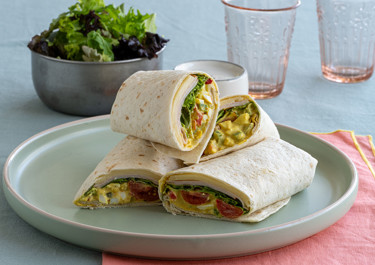 Τορτίγια γεμιστή με αυγοσαλάτα με φρέσκο τυρί κρέμα και κάρυ