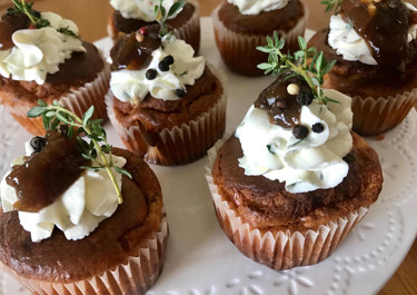 Αλμυρά muffins με καραμελωμένα κρεμμύδια