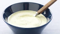 Gräddfilssås med pesto
