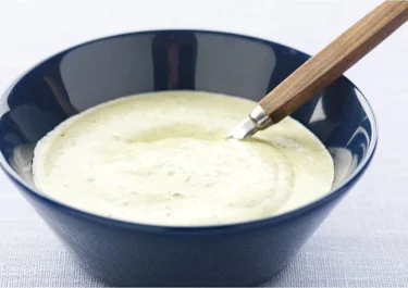 Gräddfilssås med pesto