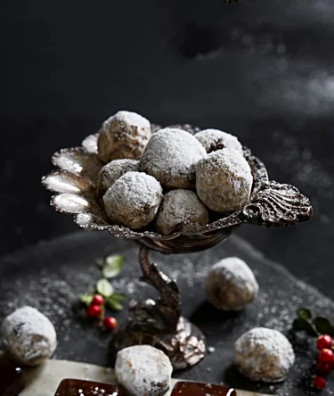 Kaneli-tomusokerikuorrutus viimeistelee tryffeleiden houkuttelevan ulkoasun ja herkullisen maun.