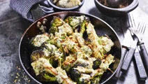 Grillad broccoli med blåmögelost och rostade hasselnötter