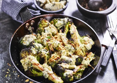 Grillad broccoli med blåmögelost och rostade hasselnötter