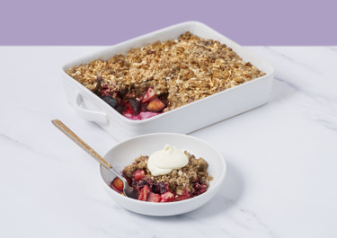 Lactose-free apple crumble with plums 