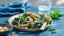 Tahinipasta med kål och mandlar