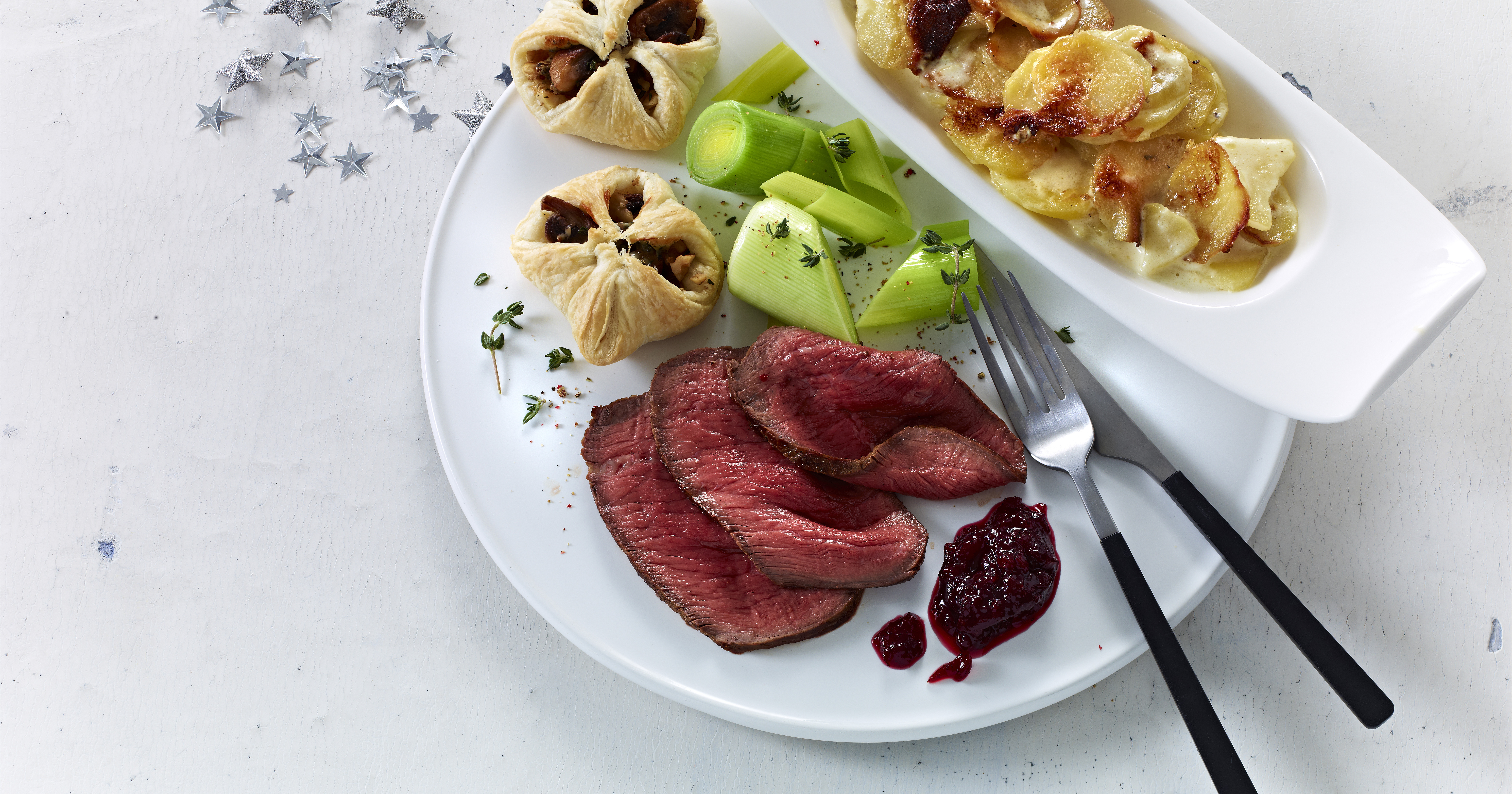 Roastbeef med flødekartofler og champignonpakker
