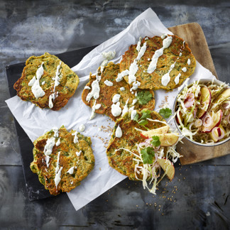 Okonomiyaki - japanske pandekager med sprød kål og koriandersauce
