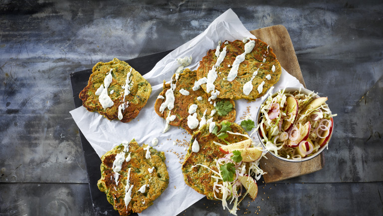 Okonomiyaki - japanske pandekager med sprød kål og koriandersauce