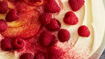 Lagkage med hindbær og nektariner