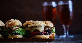 Burger gourmet façon antipastis italiens et mozzarella fondante