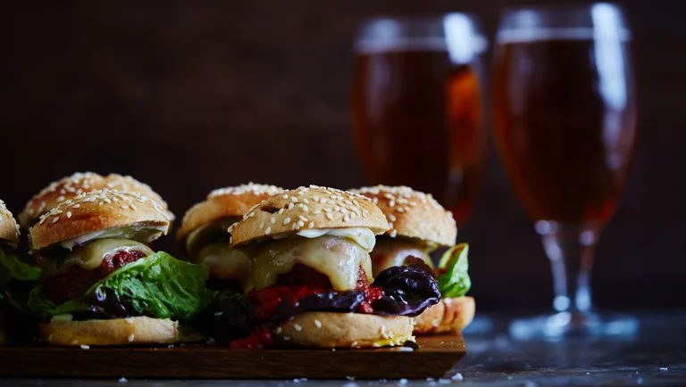 Burger gourmet façon antipastis italiens et mozzarella fondante