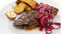 Biff med lök och ugnsstekt potatis