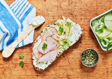 Smørrebrød med kalkunbryst og æble-fennikelsalat