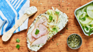 Smørrebrød med kalkunbryst og æble-fennikelsalat - oplagt som mellemmåltid eller let frokost