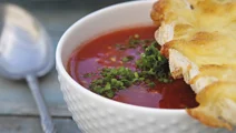 Kold tomatsuppe med ostebrød