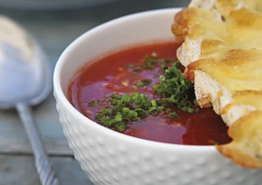 Kold tomatsuppe med ostebrød