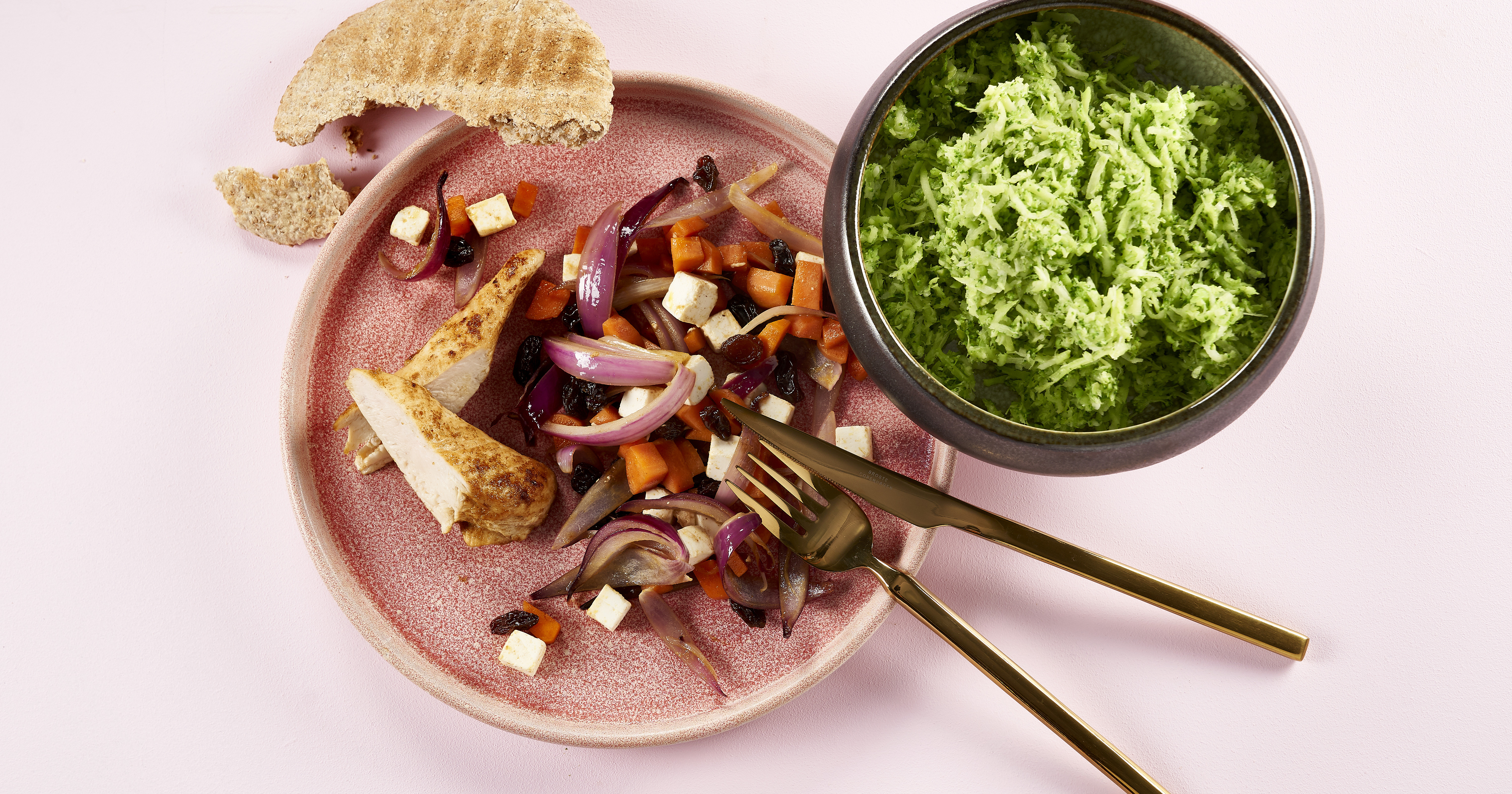Broccolicouscous med stegte kyllingefileter