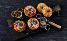 Hjemmelavet bagels med røget laks og Castello® Purløg & Forårsløg Flødeost