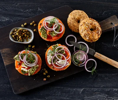 Hjemmelavet bagels med røget laks og Castello® Purløg & Forårsløg Flødeost