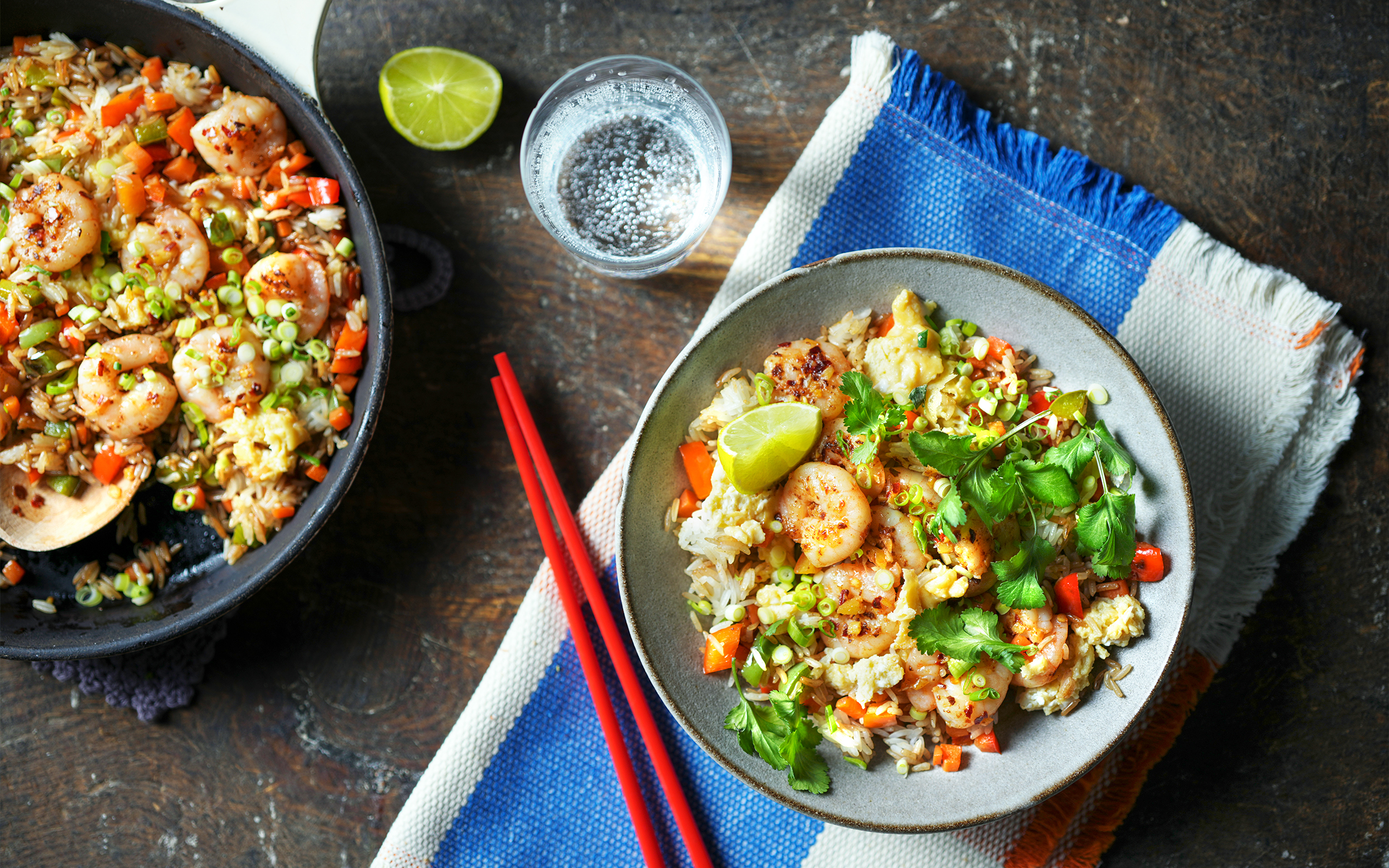 Stekt grönsaksris med heta räkor och ägg