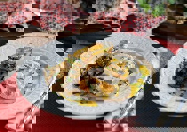 Κοτόπουλο γεμιστό με προσούτο, φρέσκο τυρί κρέμα & μανιτάρια