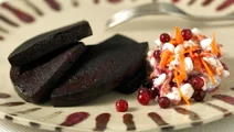 Blodpudding med morotssallad och lingon