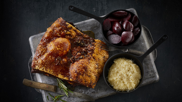 Svinebryst med sprød svær, kartoffelpuré og glaserede rødbeder