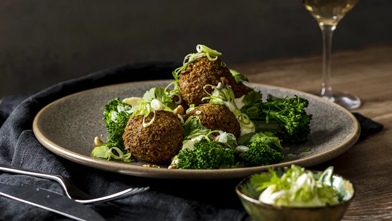 Apetina-falafelit ja grillattua broccolinia