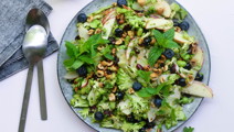 Broccolisalat med skyr, blåbær og mynte