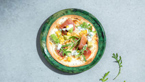 Lactose-free tortilla pizza with serrano ham and rocket