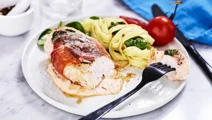 Kycklingsaltimbocca med tomatsås