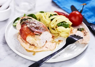 Kycklingsaltimbocca med tomatsås