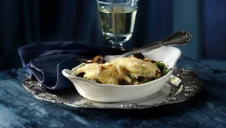 Ovnbagt søtunge med spinat og svampe