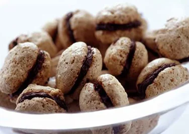 Nötmaränger med chokladsmörkräm