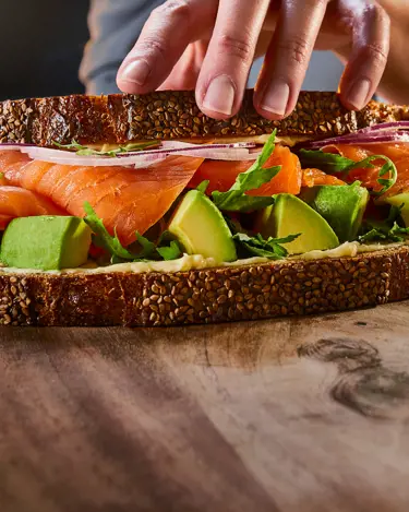 SANDWICH MET ZALM EN AVOCADO