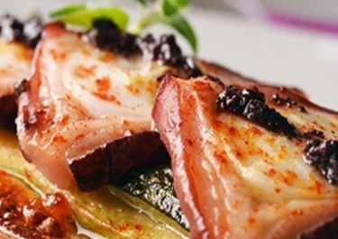 Coca de pulpo y verduras