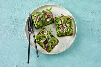 Ærtepuré med bønner, saltmandler og syltede rødløg