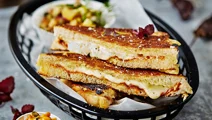 Grilled cheese med mojo rojo och persikosalsa