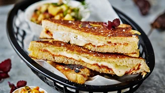 Grilled cheese med mojo rojo och persikosalsa