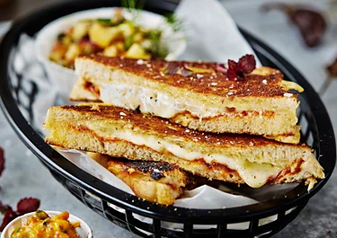 Grilled cheese med mojo rojo och persikosalsa