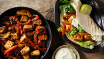 Paneer fajitas med syrlig avokadokräm