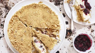 Fryst vaniljtårta med björnbär