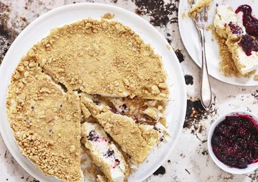 Fryst vaniljtårta med björnbär